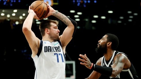 Luka Doncic enfrentando a Kyrie Irving en NBA 2022