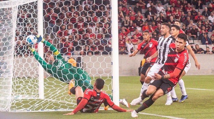 Foto: Gabriel Machado/AGIF - Momento do gol de Nico contra o Libertad.
