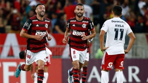 Mauricio Isla festeja de igual forma por el título del Flamengo