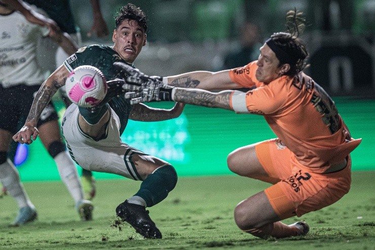Heber Gomes/AGIF - Lucas Halter, jogador do Goiás, disputa lance com Cassio, jogador do Corinthians