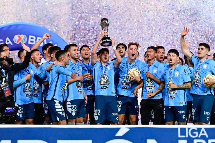 Pachuca, Hidalgo, 30 de octubre de 2022. Kevin Álvarez en festejo con el trofeo de campeón, durante el partido de vuelta de la Final del Torneo Apertura 2022 de la Liga BBVA MX, entre los Tuzos del Pachuca y los Diablos Rojos del Toluca, celebrado en el estadio Hidalgo. Foto: Imago7/ Sebastian Laureano Miranda