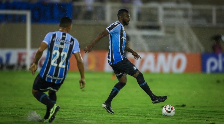 Foto: Lucas Uebel/Grêmio/Divulgação - Léo Gomes: lateral vem ganhando sequência após período afastado