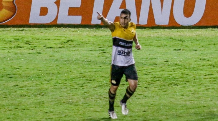 Rafael Vieira/AGIF - Léo Costa, atuando com a camisa do Criciúma, jogador deve ser o primeiro da lista a renovar