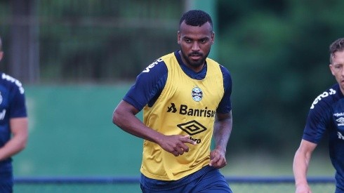 Foto: Lucas Uebel/Grêmio/Divulgação - Léo Gomes: lateral tem futuro indefinido no Tricolor