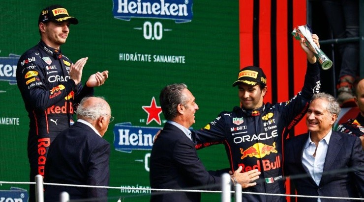 Checo, mimado en el podio del GP de México. (Getty Images)