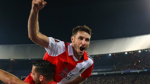 Santi Giménez y un gol que puede darle la clasificación al Feyenoord.