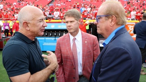 Jeff Bezos compartiendo con dueños de Los Angeles Chargers y Kansas City Chiefs