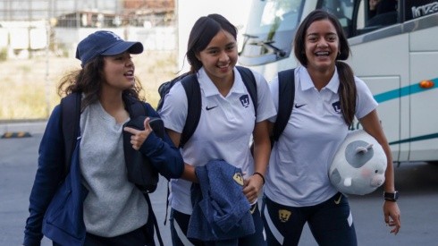Pumas Femenil Sub-18 en su arribo a su hotel de concentración.
