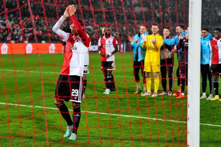 Santi Giménez salvó al Feyenoord de la eliminación. Créditos: IMAGO