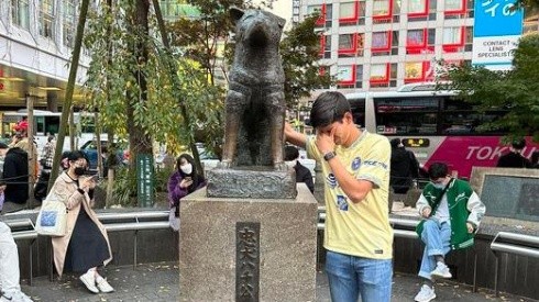 Jurgen Damm ante la estatua en honor del perro Hachiko en Tokyo.