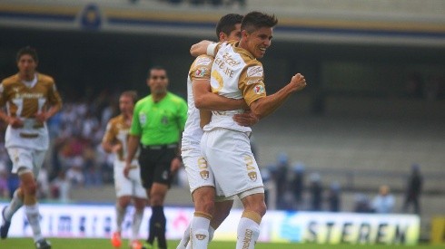 Efraín Velarde festeja su gol ante el Pachuca.
