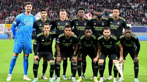 Equipo de Real Madrid en formación por Champions League.