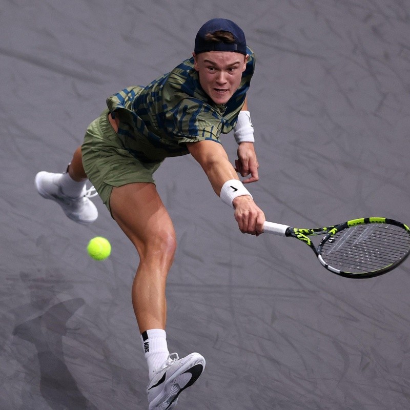 Rune dio el batacazo final y derrotó a Novak Djokovic en la final del Masters de Paris