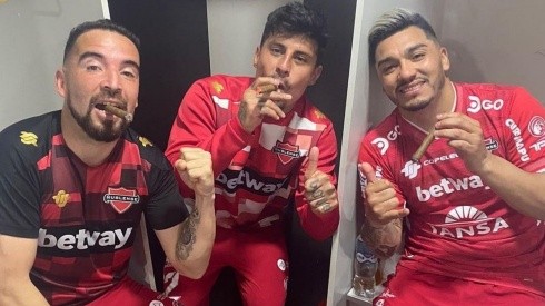 ¡A lo Vidal! Pato Rubio, Fernando Cordero y Lorenzo Reyes celebran clasificación a Libertadores fumando puros