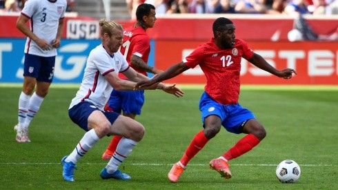 Tim Ream defendiendo a Joel Campbell en Eliminatorias Concacaf