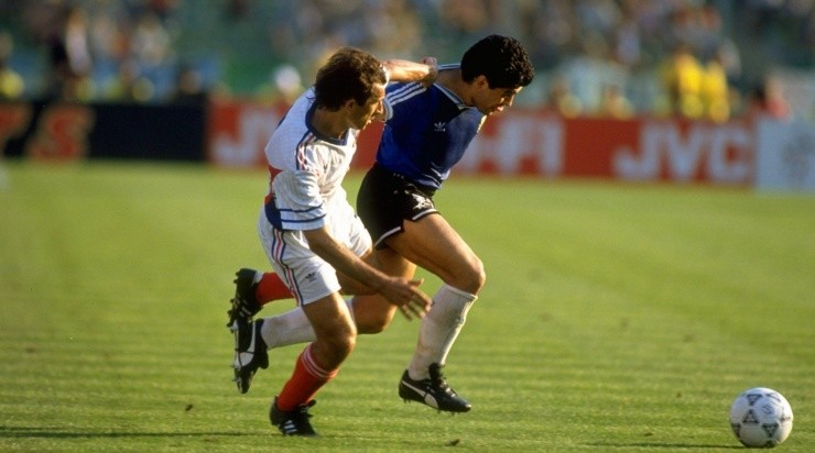 Diego Maradona lucha por la pelota ante Dragoljub Brnovic (Getty)