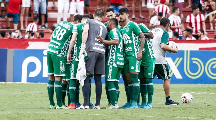 Rafael Vieira/AGIF - Jogadores da Chapecoense reunidos em partida pela Série B em 2022