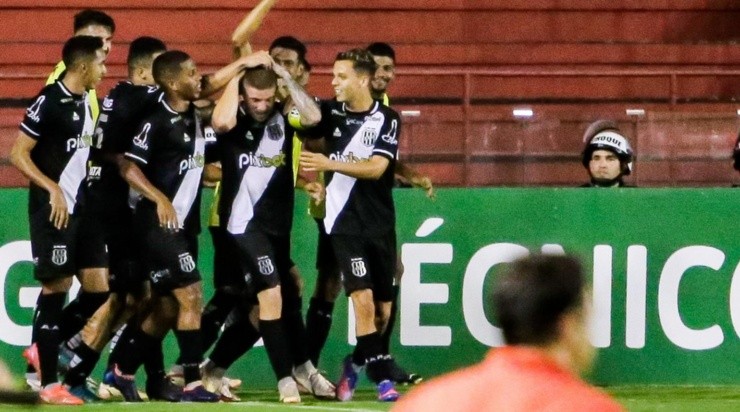 Foto: Rafael Vieira/AGIF - Léo Naldi marcou seu único gol na temporada diante do Náutico.