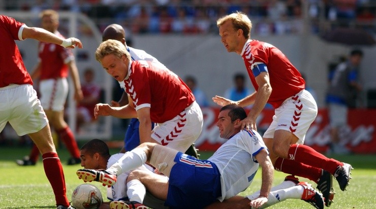 Photo by Shaun Botterill/Getty Images - Dinamarca na surpreendente vitória em cima da França de Zidane.