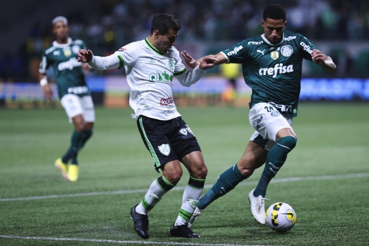 Ettore Chiereguini/AGIF - Jogadores de América-MG e Palmeiras disputando a bola na partida de ontem (9)