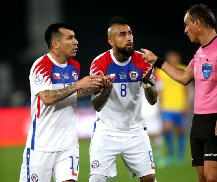 Arturo Vidal reclamándole a Patricio Loustau | Foto: Imago Images 