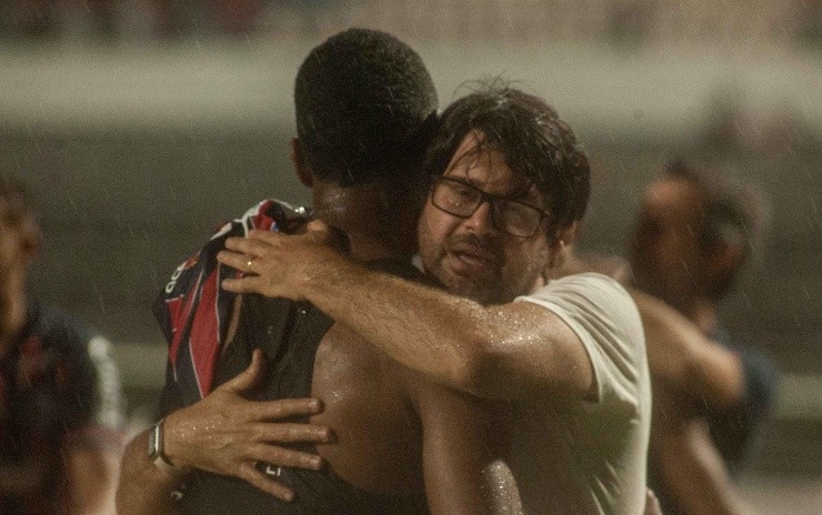 Jhony Pinho/AGIF - Guilherme Bellintani abraçando jogador do Bahia após acesso a Série A
