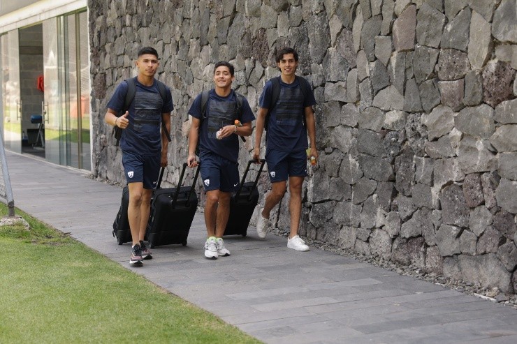 Los jugadores universitarios saliendo hacia Acapulco (@PumasMX)