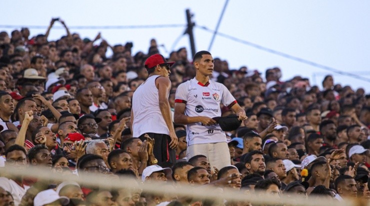 Foto: Renan Oliveira/AGIF - Léo Gomes assistiu uma partida do Vitória junto com sua torcida