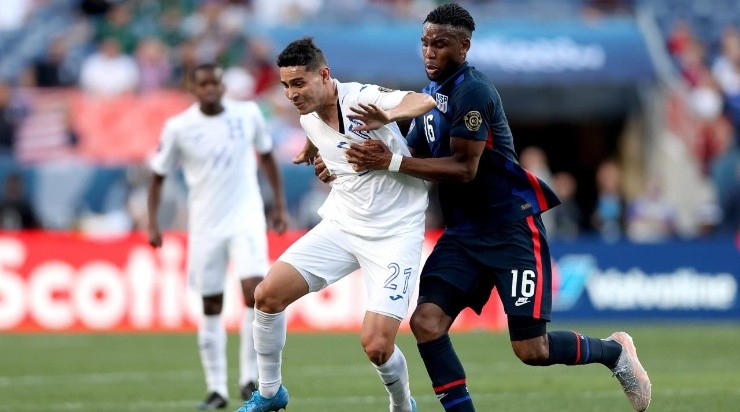 Jhow Benavidez #21 of Honduras is held by Jordan Siebatcheu Pefok #16 of USA (Photo by Matthew Stockman/Getty Images)