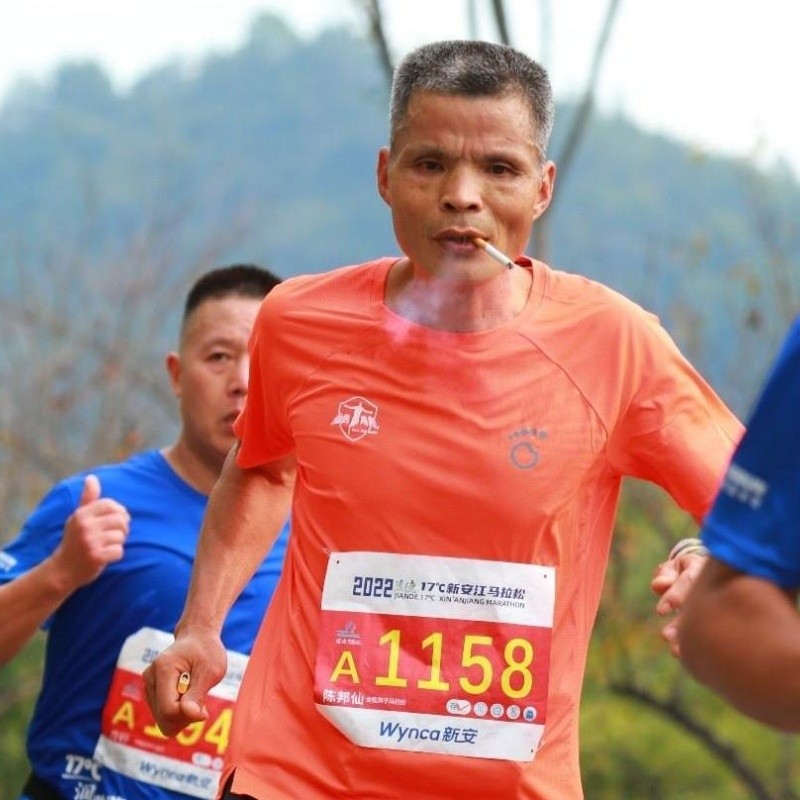 Récords que no: corrió un maratón fumando cigarrillos