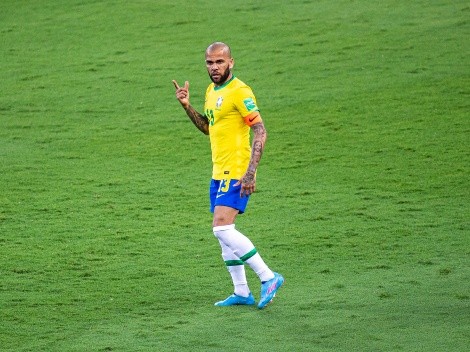 “Gritou e mancou”; Daniel Alves assusta com entrada em Raphinha em treino da Seleção