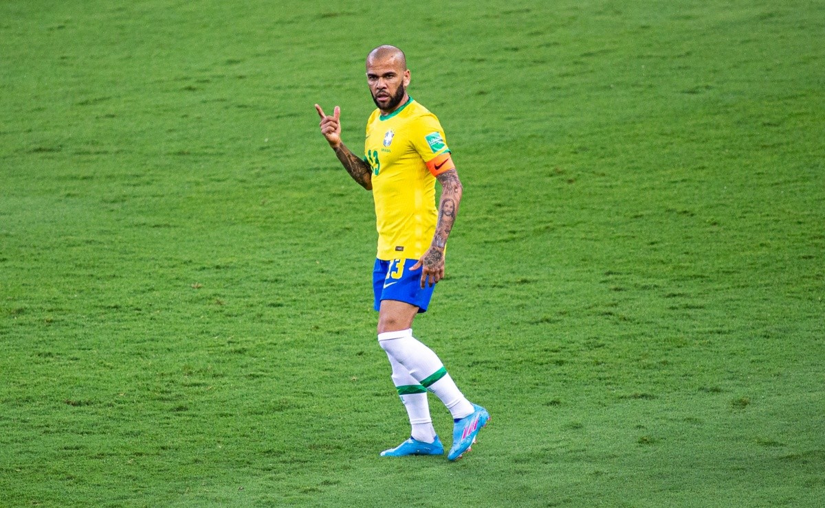 Daniel Alves le da dura actuación a Raphinha en entrenamiento del equipo y queda impactado: “Gritaba y cojeaba”