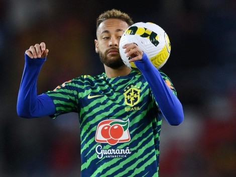 A Neymar le tiraron una pelota desde 35 metros de altura y la dominó como un crack