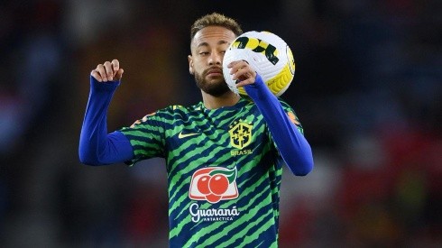 Neymar en calentamiento con Brasil.