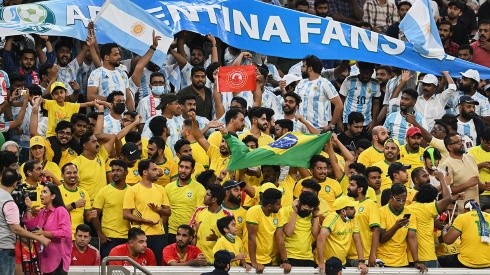 Hinchas qataríes apoyando a Argentina y a Brasil.