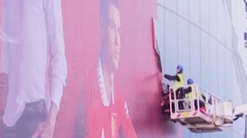 Manchester United retiró la gigantografía de Cristiano Ronaldo de Old Trafford