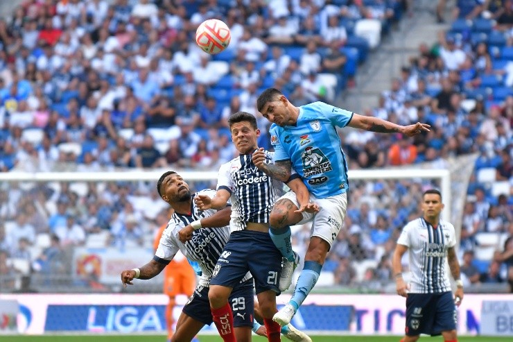 Guzmán enfrentando a Rayados, ahora interesado en sus servicios. Créditos: Imago7