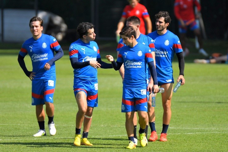Zapopan, Jalisco, 17 de noviembre de 2022. Alan Mozo e Isaac Brizuela, durante el entrenamiento de pretemporada de las Chivas Rayadas del Guadalajara, previo al torneo Clausura 2023 de la Liga BBVA MX, celebrado en Verde Valle. Foto: Imago7/ Sandra Bautista
