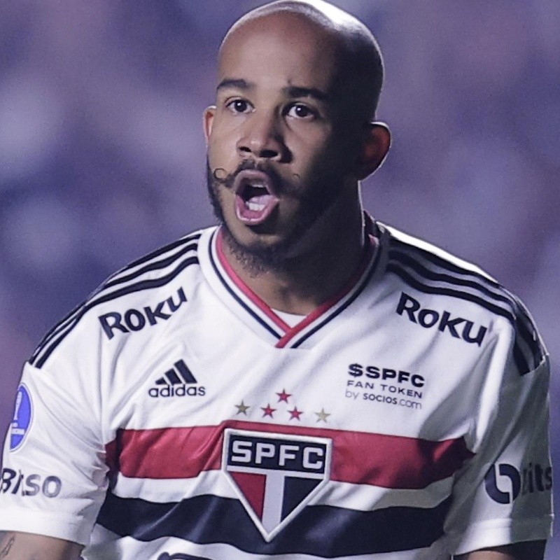 São Paulo vai além de Patrick e negocia dois nomes por John do Santos