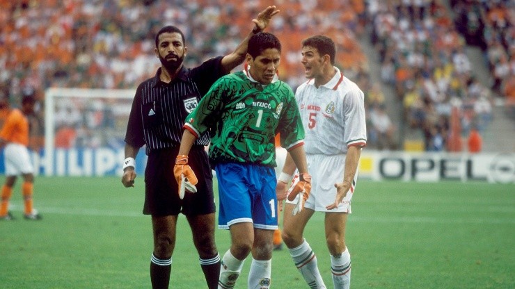 Jorge Campos con el jersey de la selección mexicana como uniforme de portero en Francia 1998.