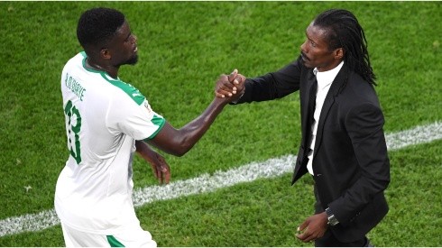 Alfred Ndiaye shakes hands with Aliou Cisse