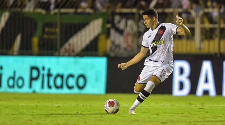 Thiago Ribeiro/AGIF - Matheus Barbosa atuando com a camisa do Vasco pelo Campeonato Carioca em 2022
