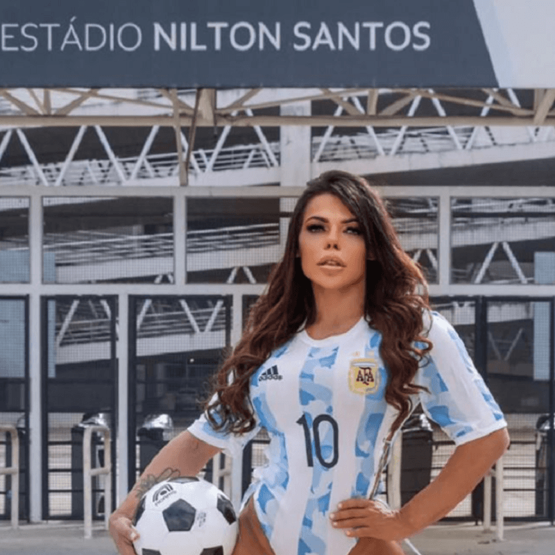 La arenga de la modelo brasileña Suzy Cortez para Lionel Messi