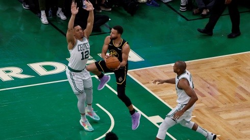 Stephen Curry enfrentando a Boston Celtics en NBA Finals 2022