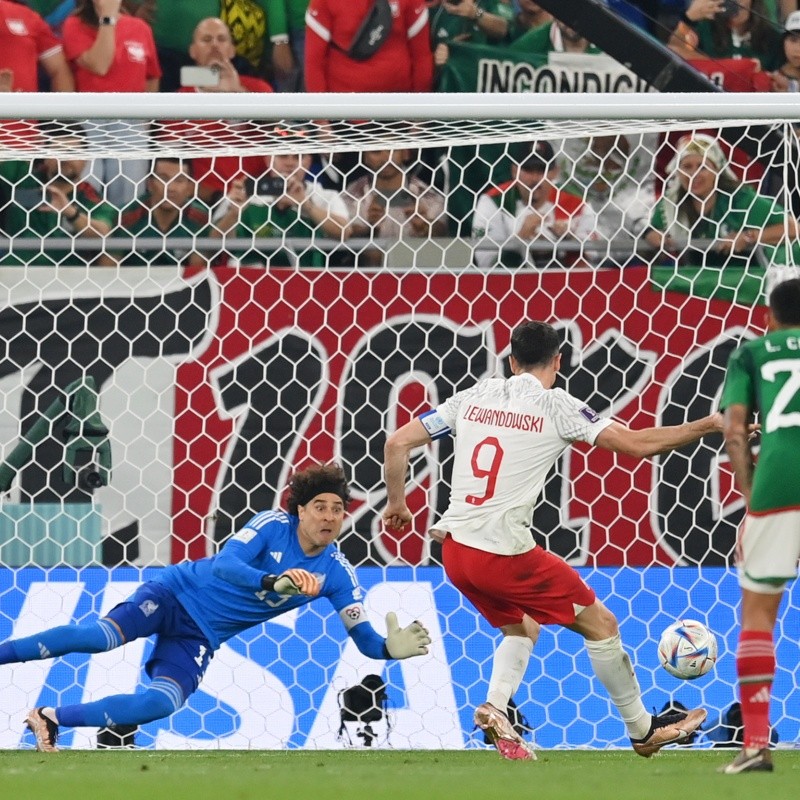 VIDEO | Ochoa le detiene el penal a Lewandowski