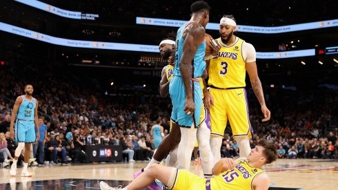 Patrick Beverley en el momento que empuja a DeAndre Ayton