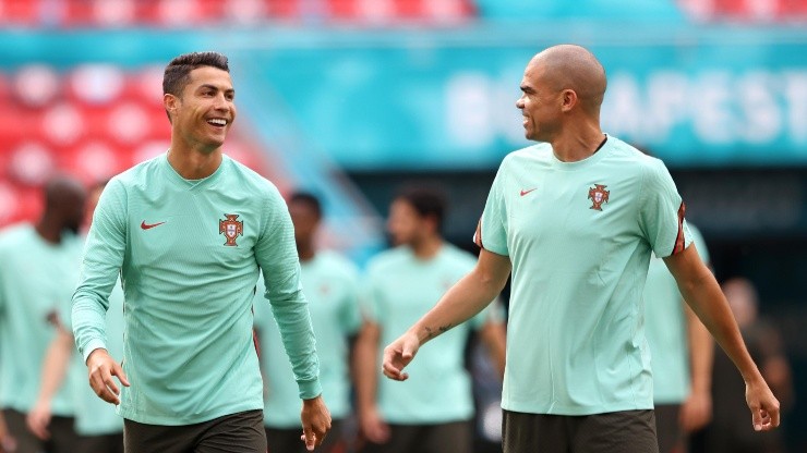 Cristiano Ronaldo y Pepe se preparan para el debut de Portugal.