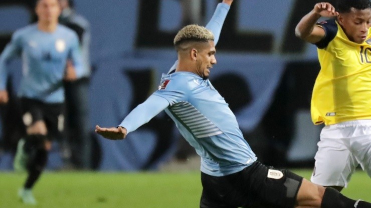 Ronald Araújo en partido con Uruguay.