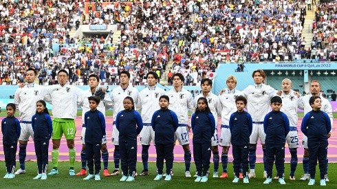 Los futbolistas salen con niños durante el Mundial.