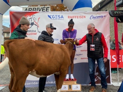 Ganaron la carrera y se llevaron una vaca y un toro como premio